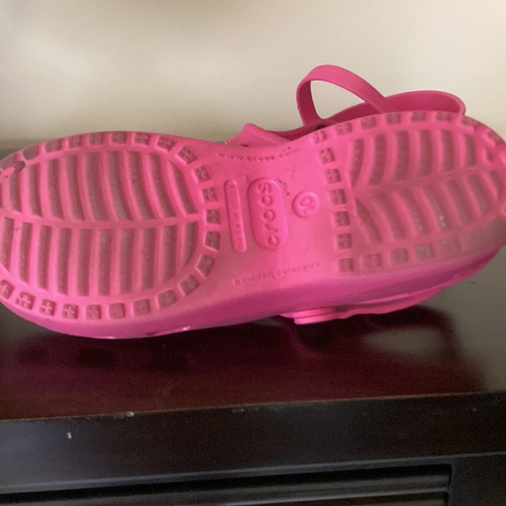 🔹pink crocks, flower is removable. Super comfortable water resistant crocks!! - Picture 5 of 7